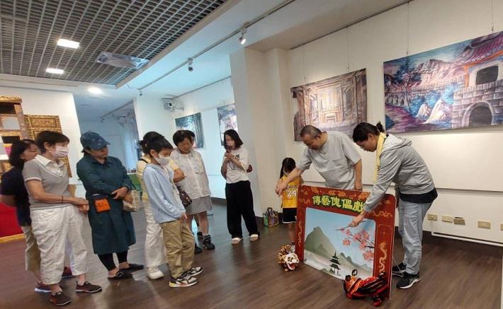民眾體驗操作傳統傀儡戲偶