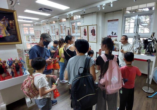 林銘文老師生動精闢的導覽解說