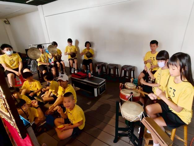 戲臺後場忙碌的團員們