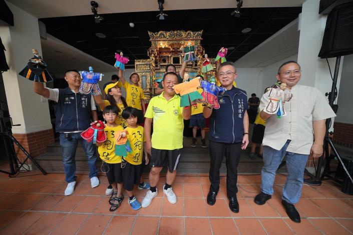 洪進達區長、徐明忠里長及許立丕里長與平等國小孩子們一同操偶