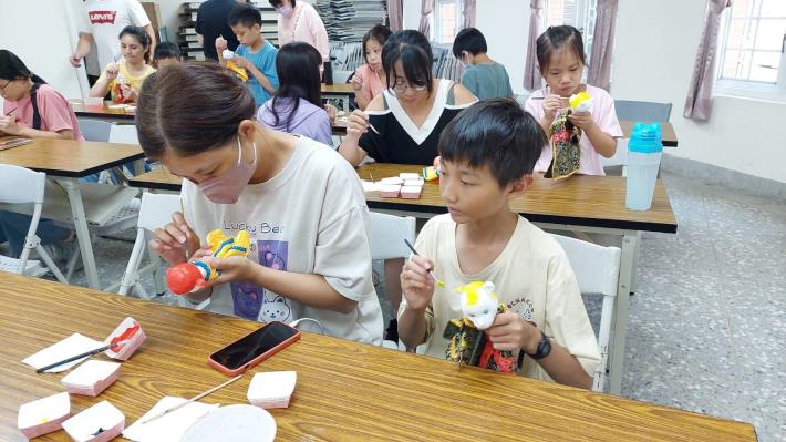 親子一同體驗彩繪布袋戲偶