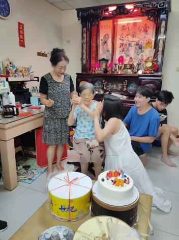呂奶奶感謝公所及里長為她賀壽