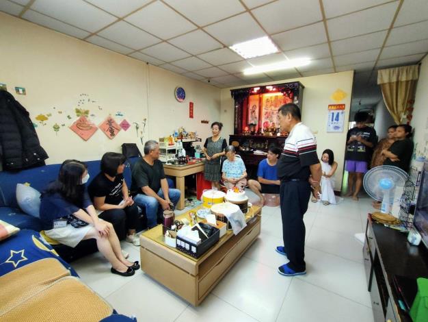 大家圍繞著呂奶奶閒話家常