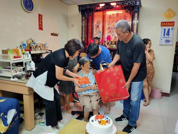 郭副區長偕同陳里長致贈呂奶奶賀壽禮品