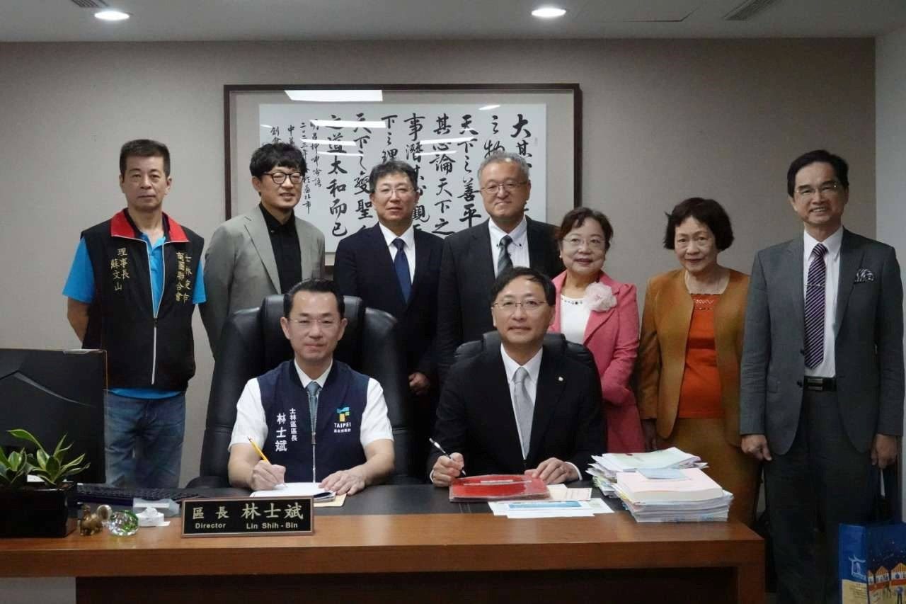 與日本友人合影留念 與日本友人合影留念