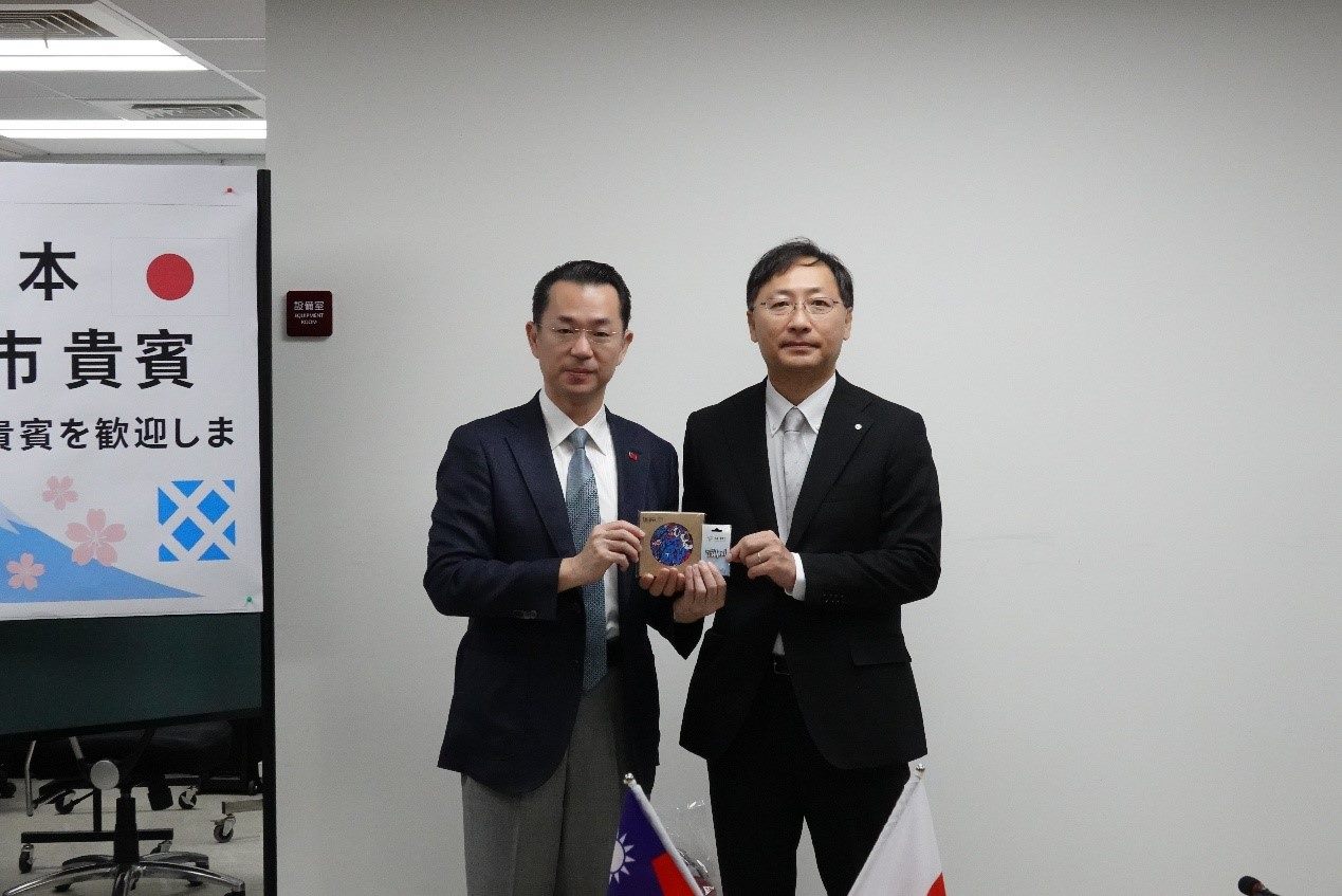 致贈日本友人本區「陽明山櫻花」特色杯墊,行銷本區。 致贈日本友人本區「陽明山櫻花」特色杯墊,行銷本區。