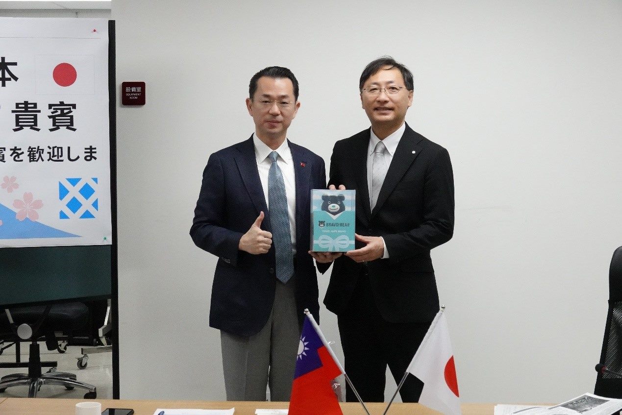 致贈日本友人本市吉祥物「熊讚」,行銷本市。 致贈日本友人本市吉祥物「熊讚」,行銷本市。