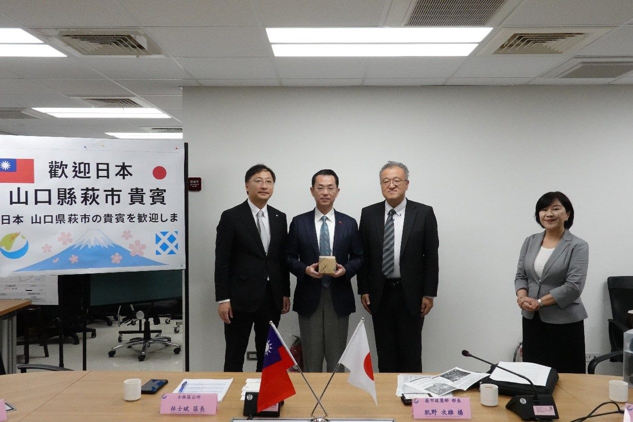 萩市友人致贈當地特產「萩燒」 萩市友人致贈當地特產「萩燒」