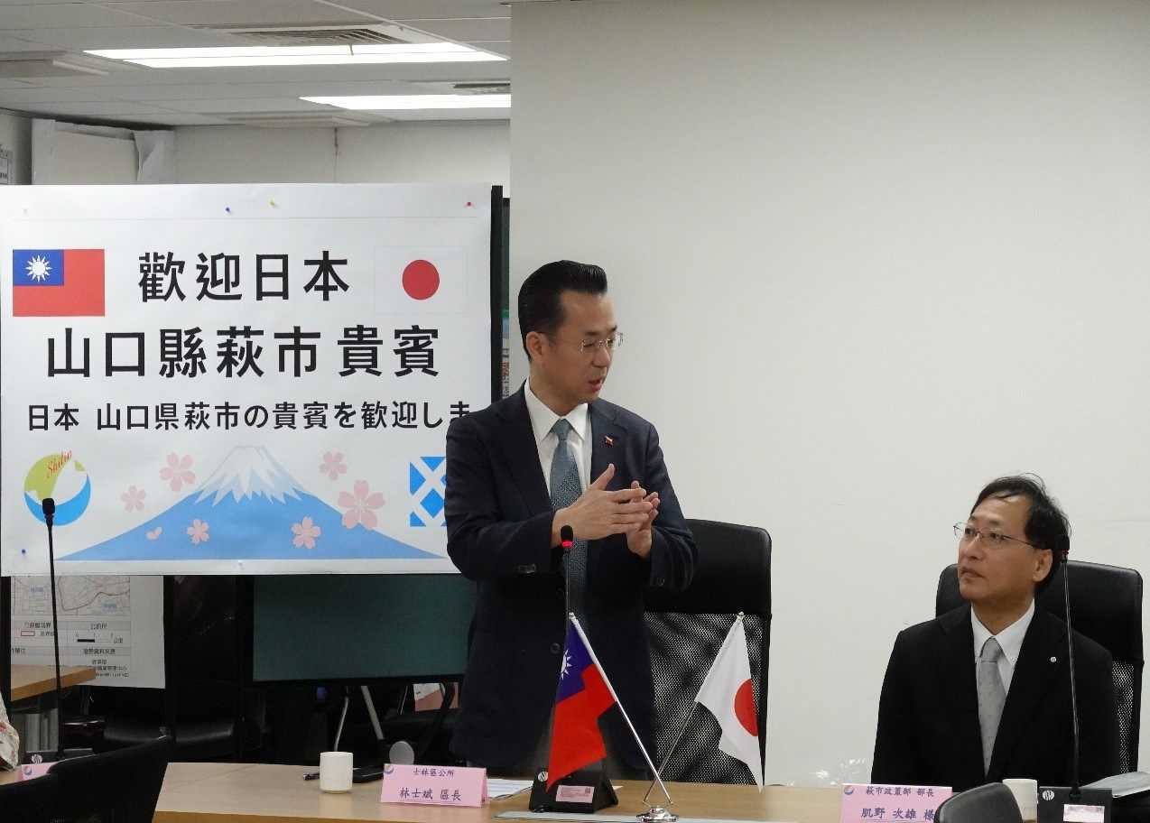 林士斌區長率領本區主管同仁熱烈迎接 林士斌區長率領本區主管同仁熱烈迎接