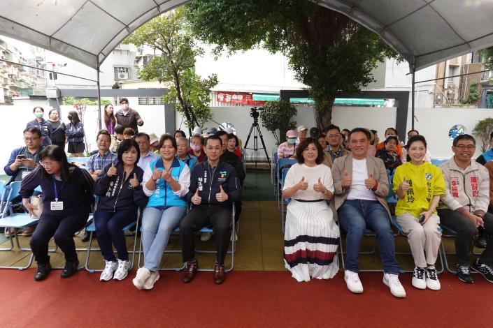 貴賓同表讚賞電梯落成