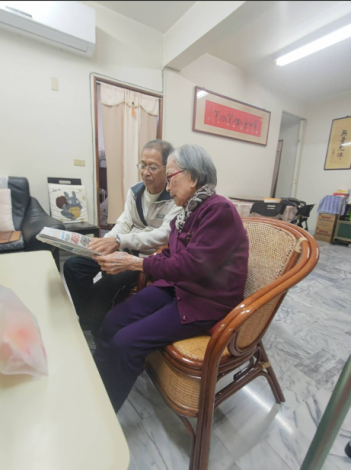 蔡漢松先生每天陪母親讀報