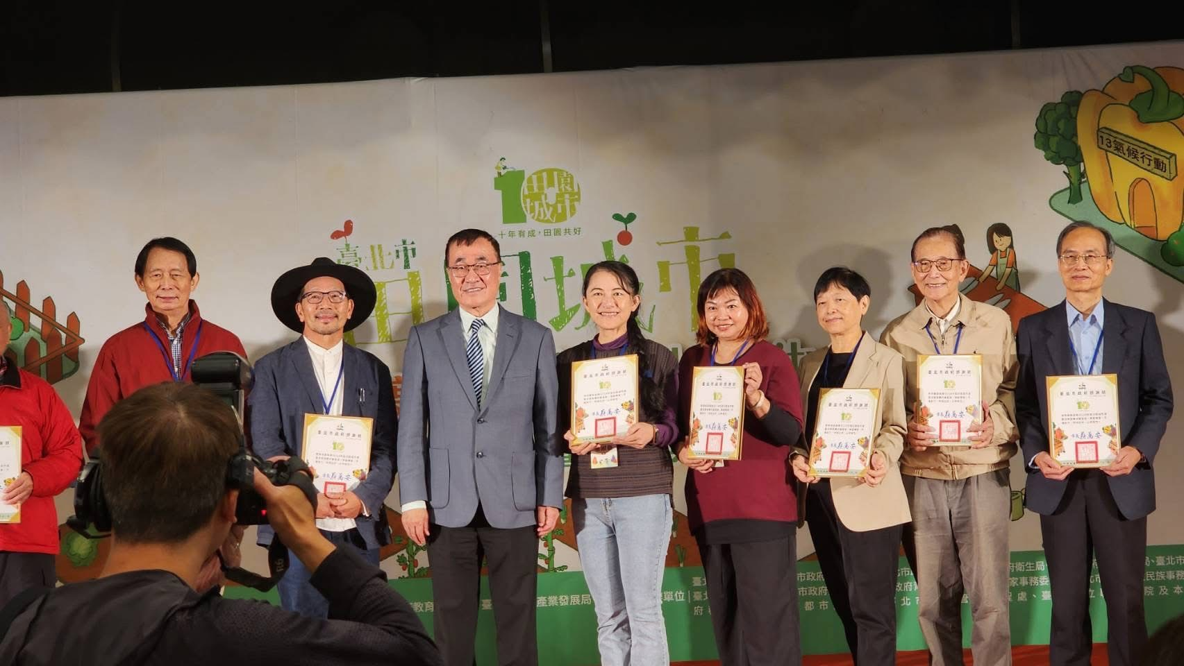 士林區德行里張僡美里長擔任競賽評審委員，李四川副市長頒發感謝狀。