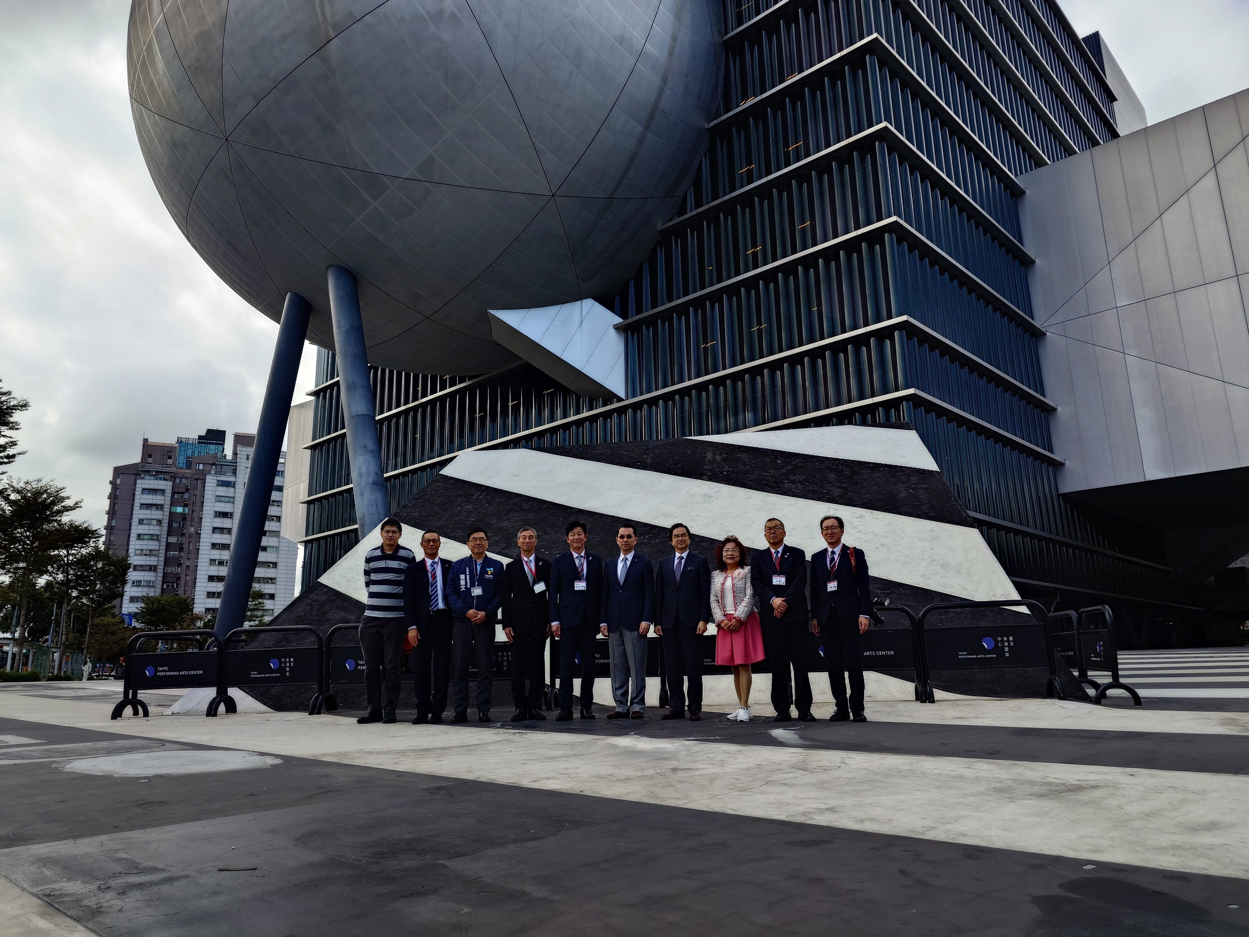 東北町參訪北藝中心前合影