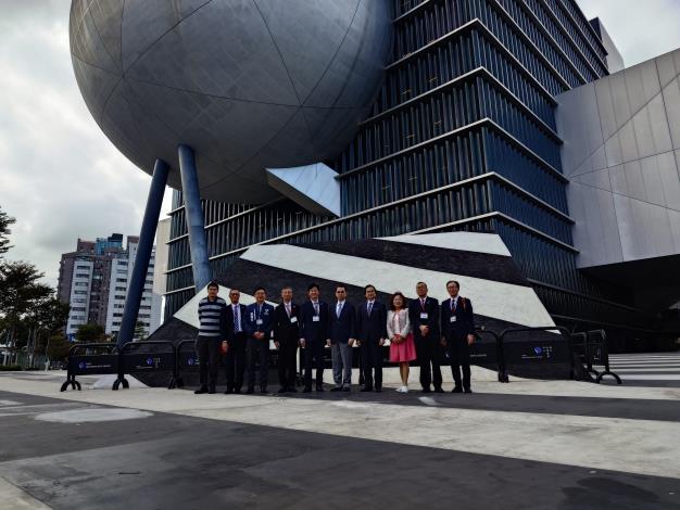 東北町參訪北藝中心前合影