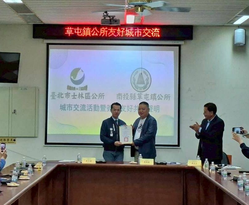 林士斌區長致贈感謝狀予鎮民代表會。