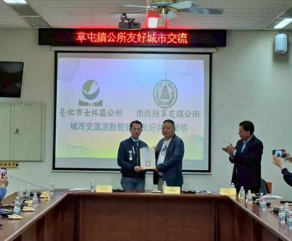 林士斌區長致贈感謝狀予鎮民代表會。
