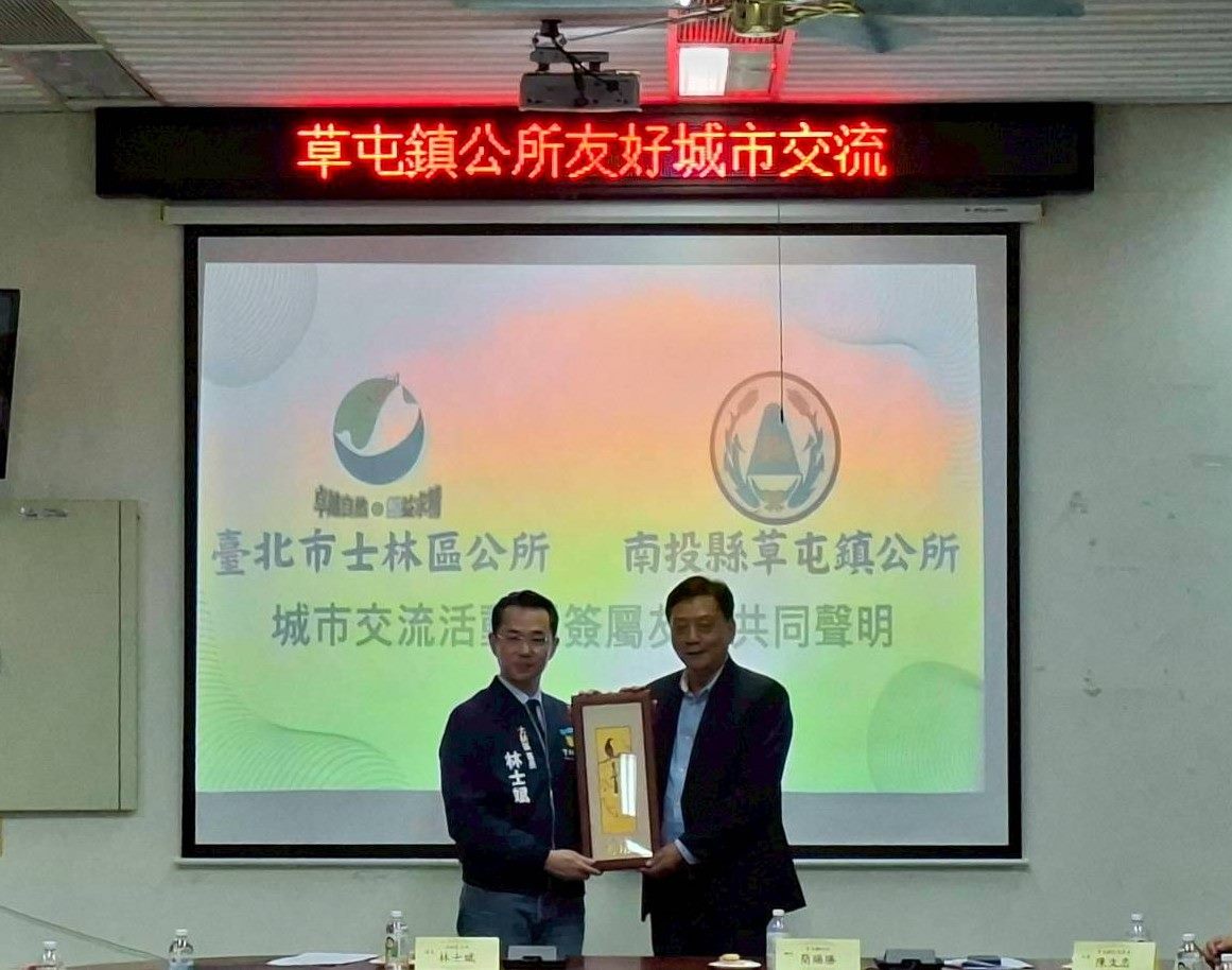 林士斌區長致贈意寓深遠的臺灣藍鵲紀念品，開啟雙方友好的關係。