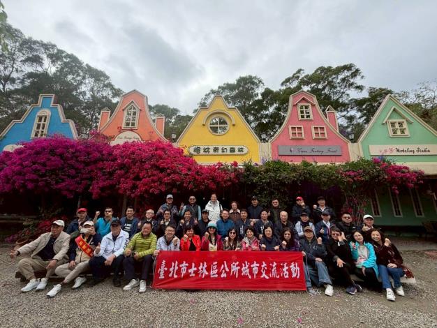 參觀格林奇幻園區各項異國造景。