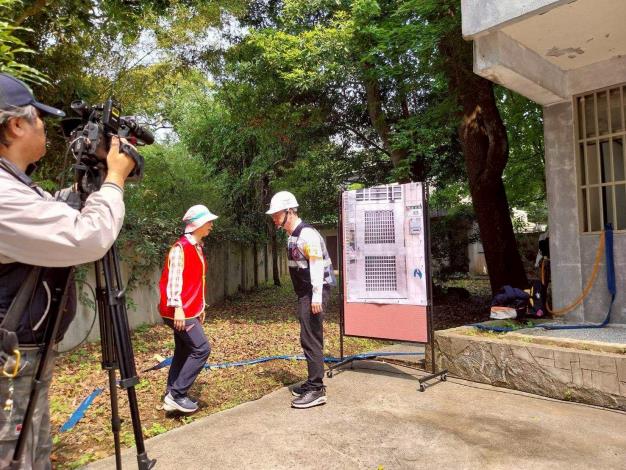 里幹事偕同指揮官巡檢歷史積淹水地區