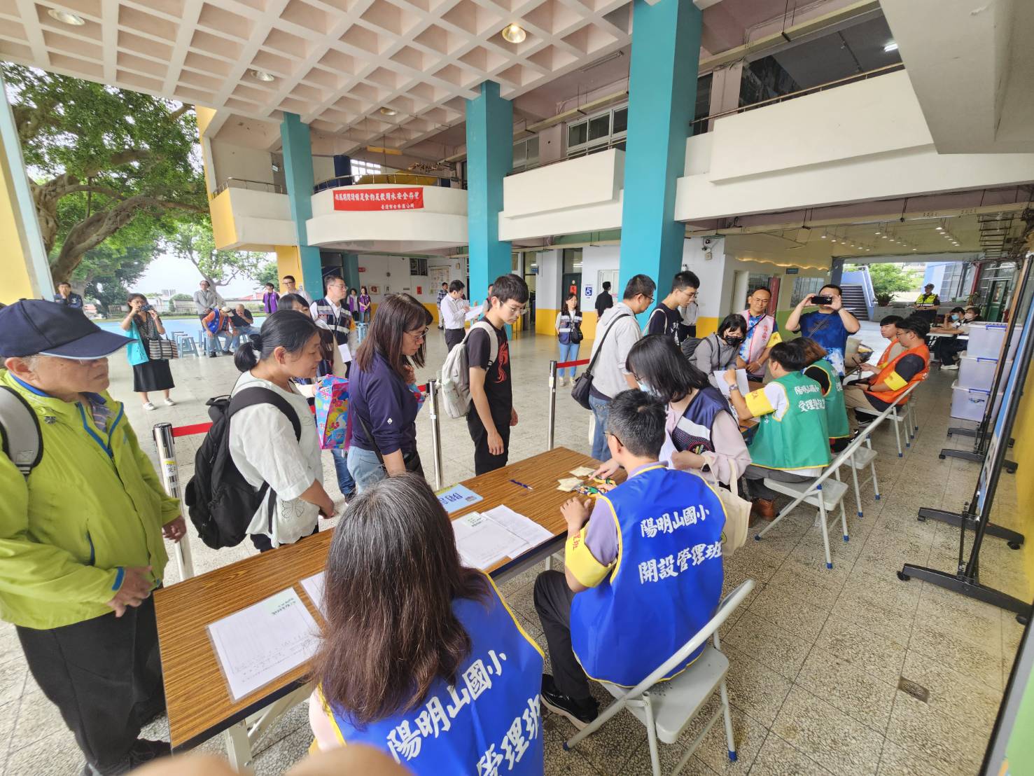 陽明山國民小學開設收容處所及聯合服務中心-協助民眾辦理登記作業 陽明山國民小學開設收容處所及聯合服務中心-協助民眾辦理登記作業