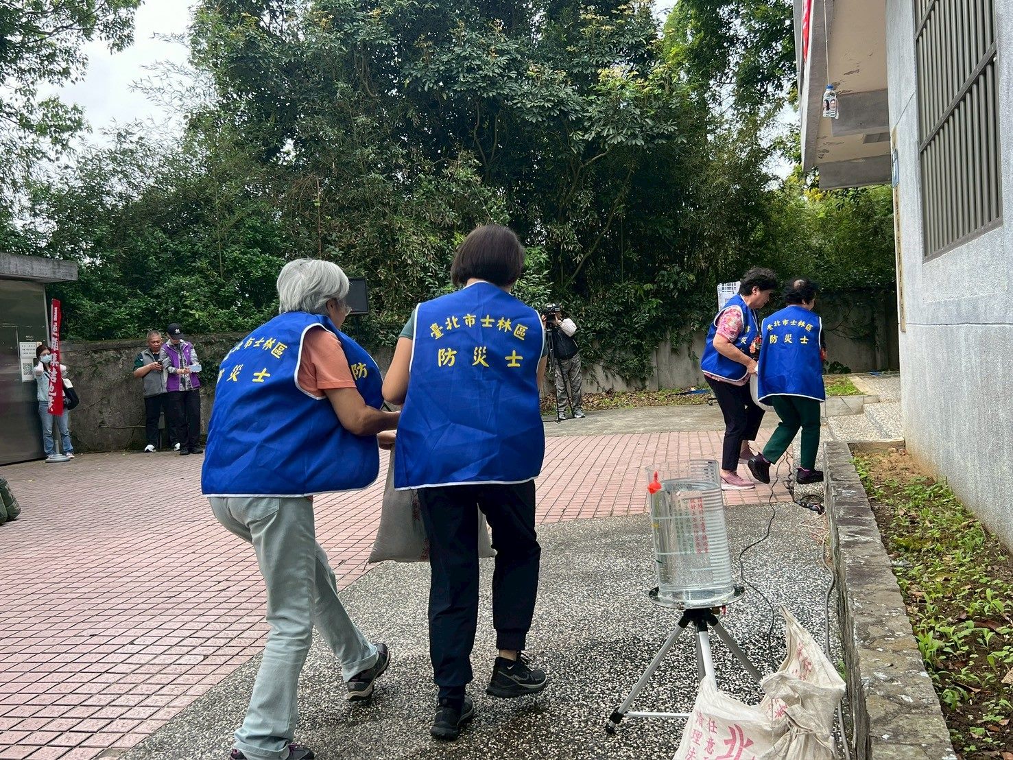防災士協助搬運沙包至住戶家門口 防災士協助搬運沙包至住戶家門口