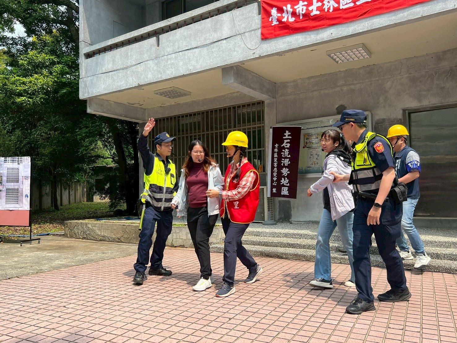 強制撤離不願離開之保全住戶 強制撤離不願離開之保全住戶