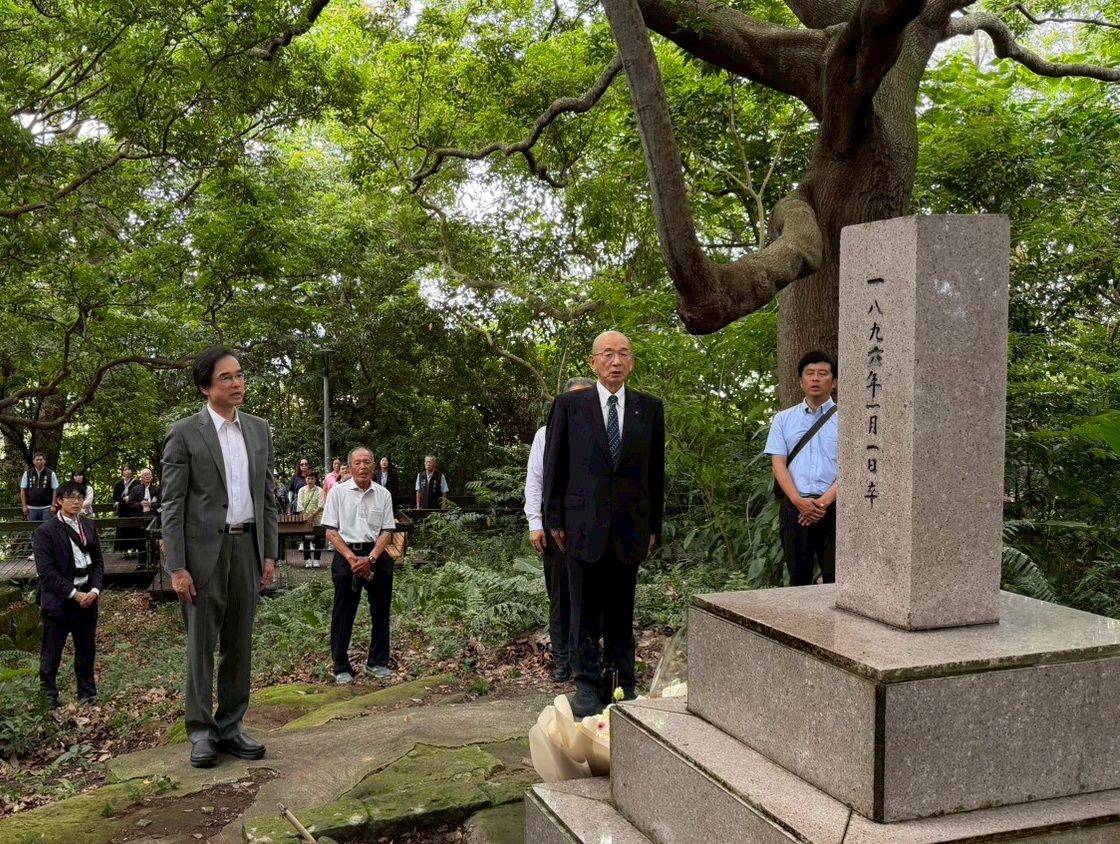 田中文夫帶領萩市市民至六氏先生墓獻花