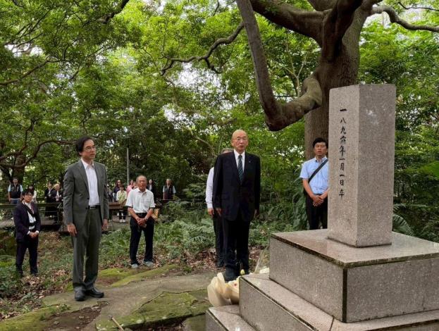 田中文夫帶領萩市市民至六氏先生墓獻花