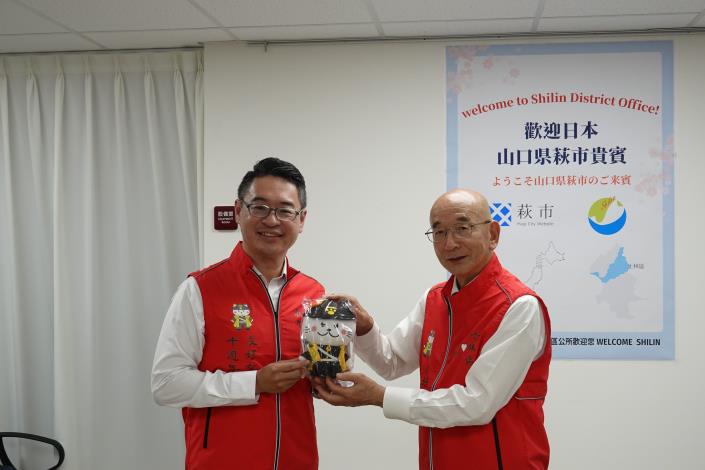田中文夫市長致贈吉祥物「HAGI貓」予士林區.JPG
