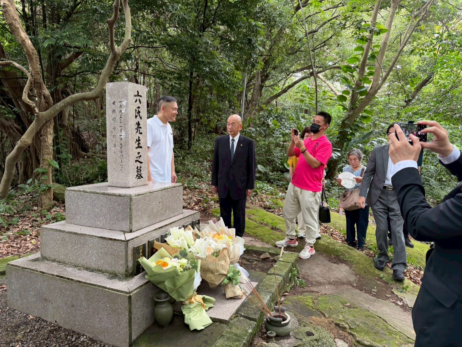 田中文夫帶領萩市市民至六氏先生墓獻花