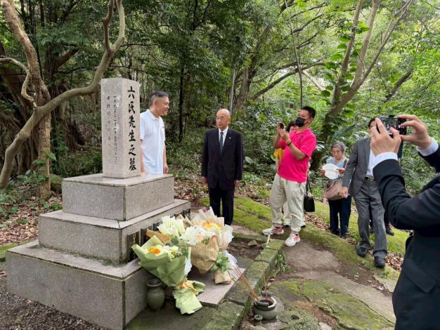 田中文夫帶領萩市市民至六氏先生墓獻花