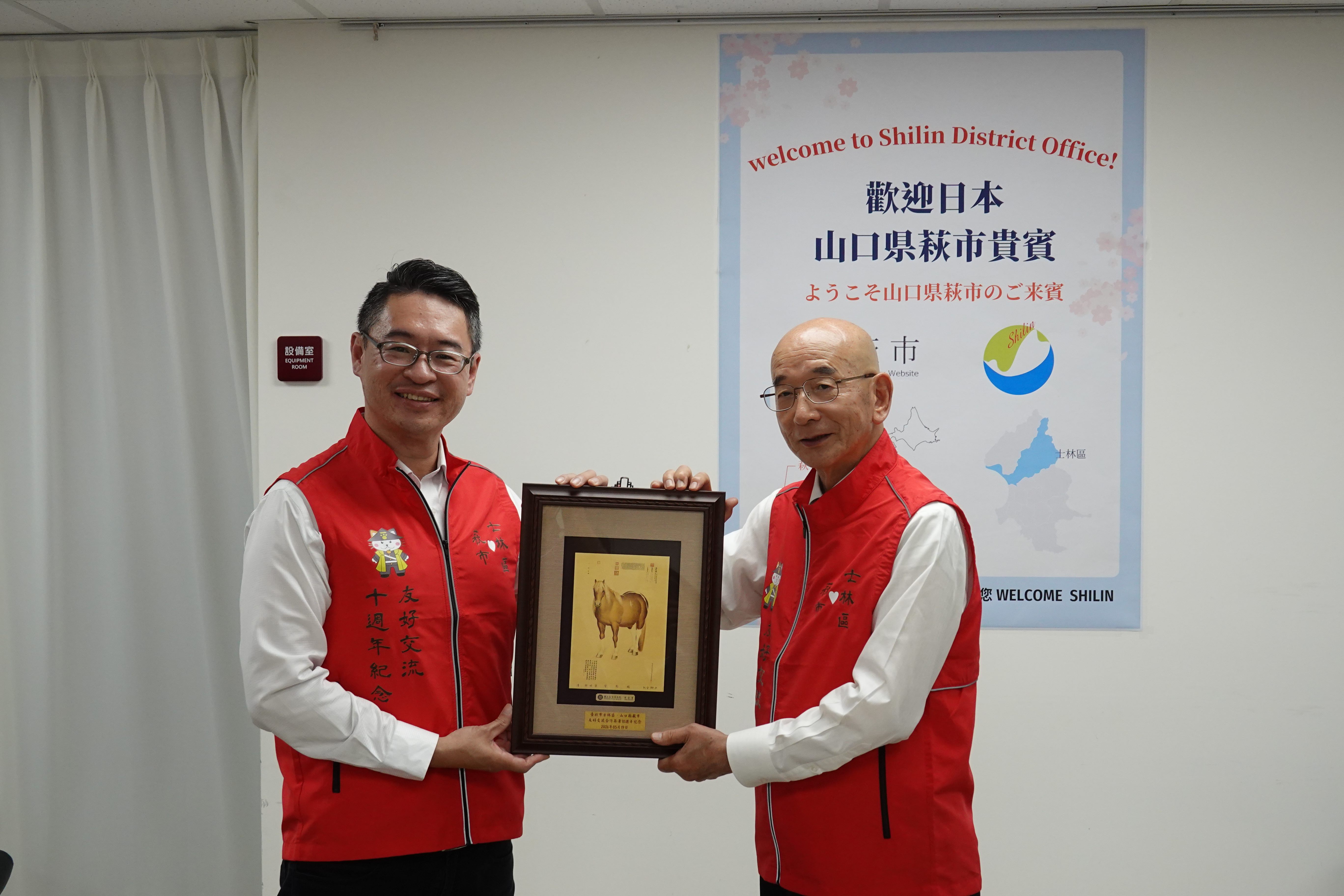 欉俊杰副區長致贈「故宮博物院」黃金畫紀念品予萩市