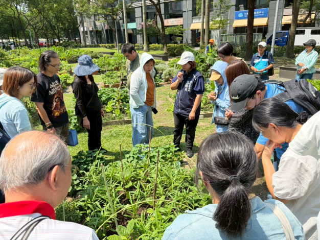 張僡美里長講解德行里田園城市