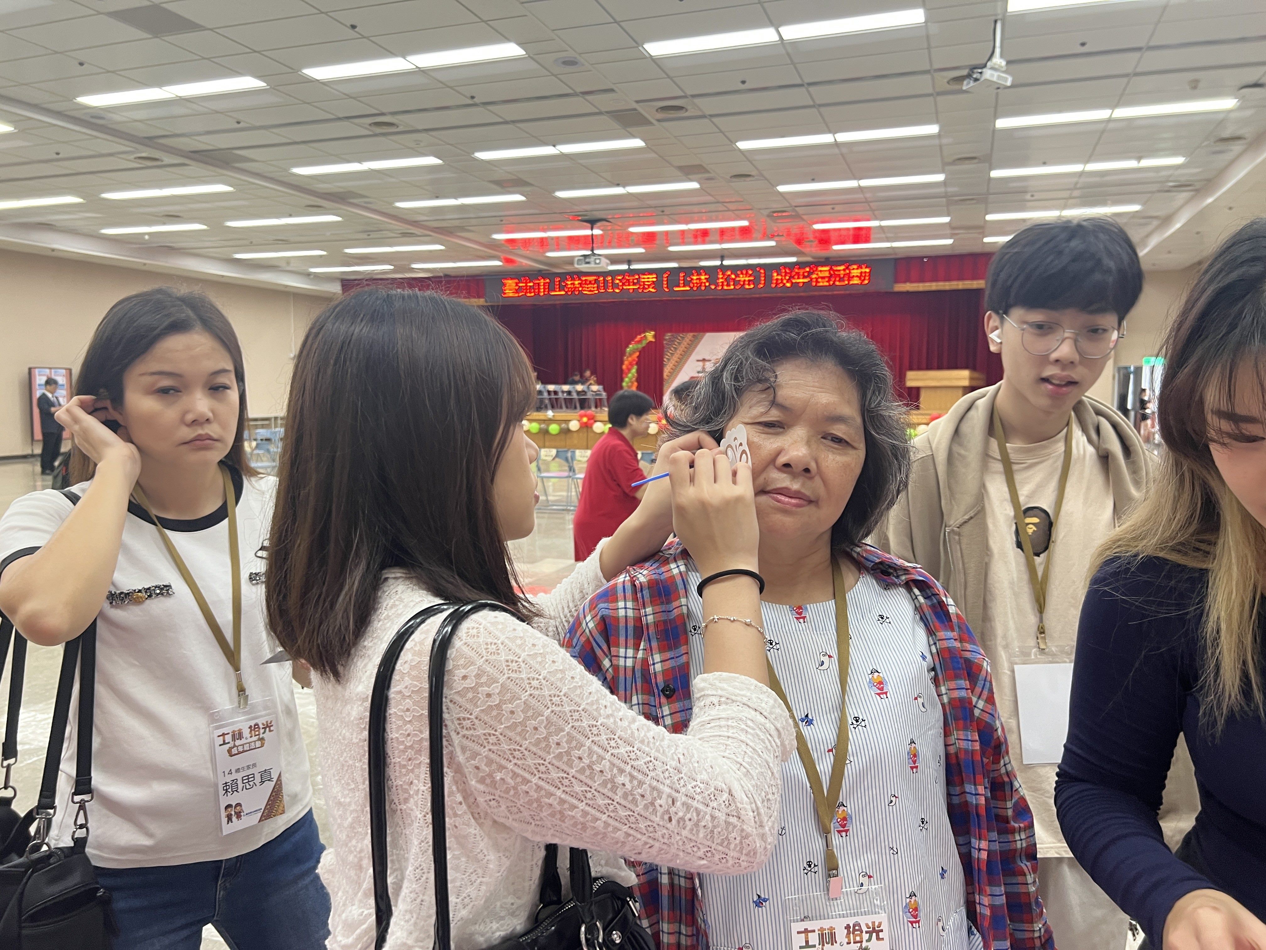 禮生與家長一起體驗彩繪臉譜