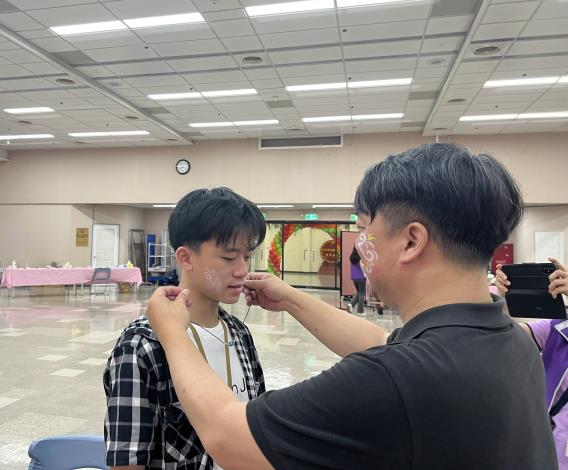 家長替禮生戴上代表獨立與勇敢的勇士之珠
