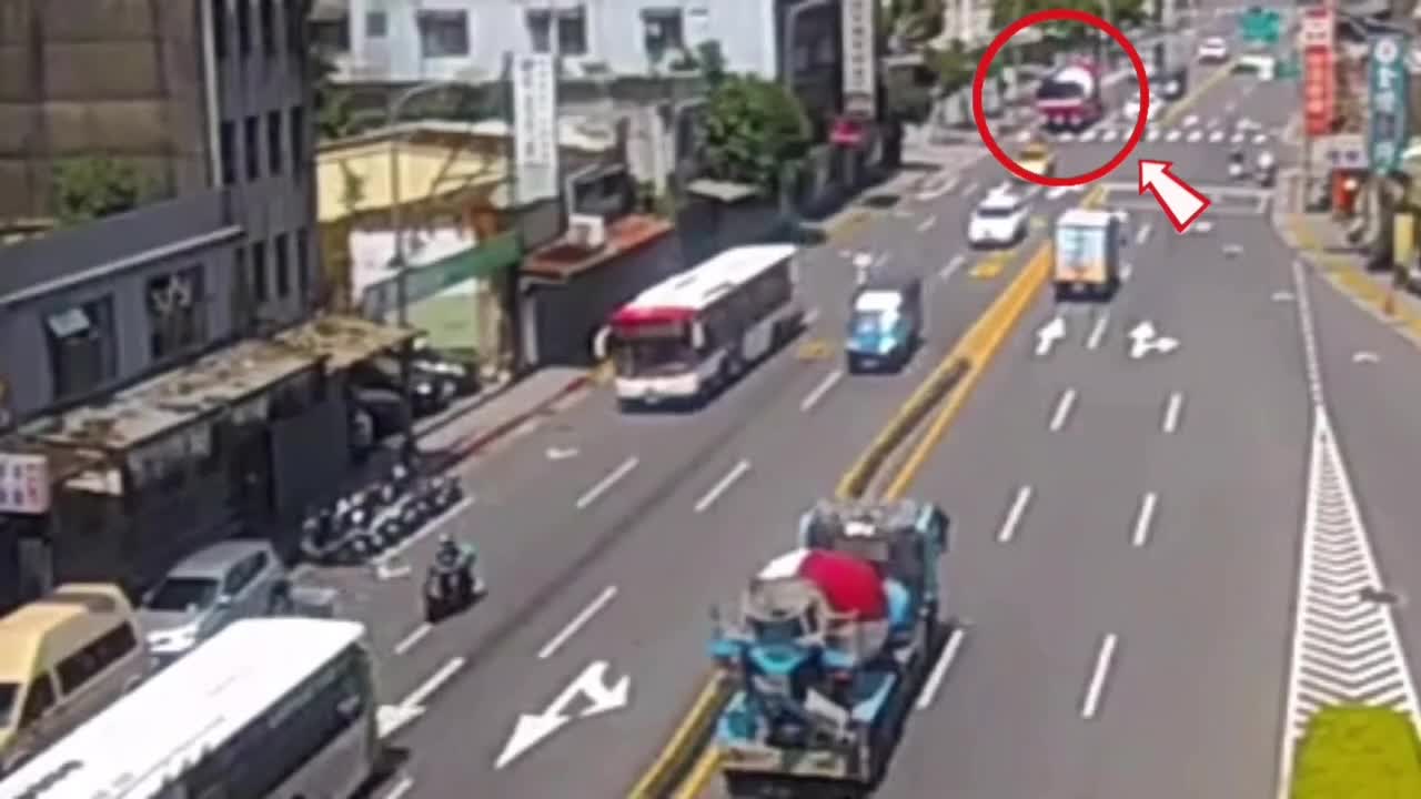 遇大型車轉彎務必保持距離