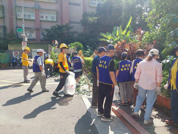 LINE_ALBUM_2025.10.01 南門里清潔日打掃_251002_27