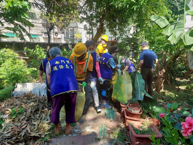 LINE_ALBUM_2025.10.01 南門里清潔日打掃_251002_25