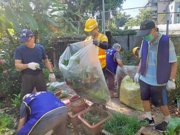 LINE_ALBUM_2025.10.01 南門里清潔日打掃_251002_20