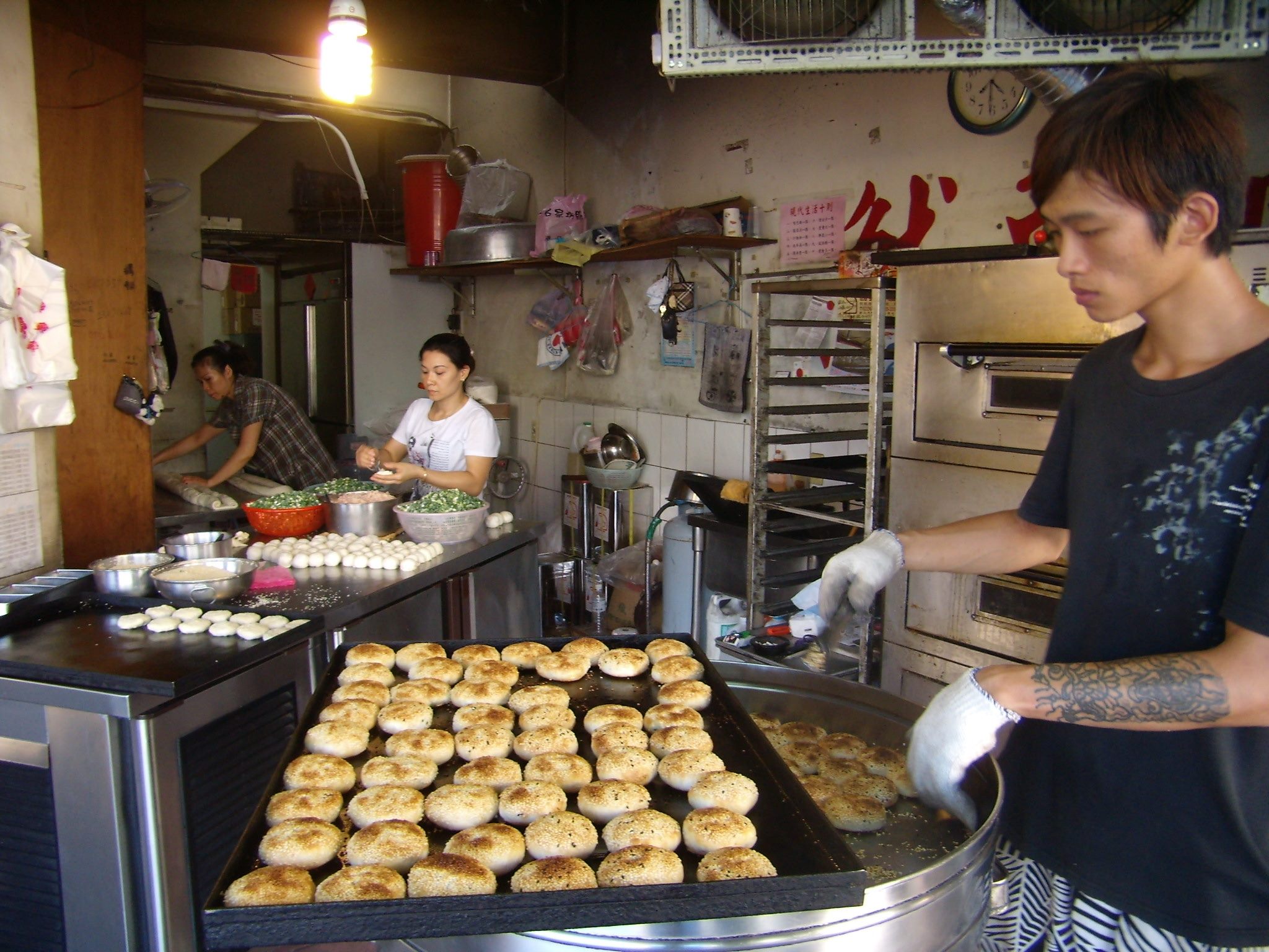 萬大碳烤燒餅店店家一隅