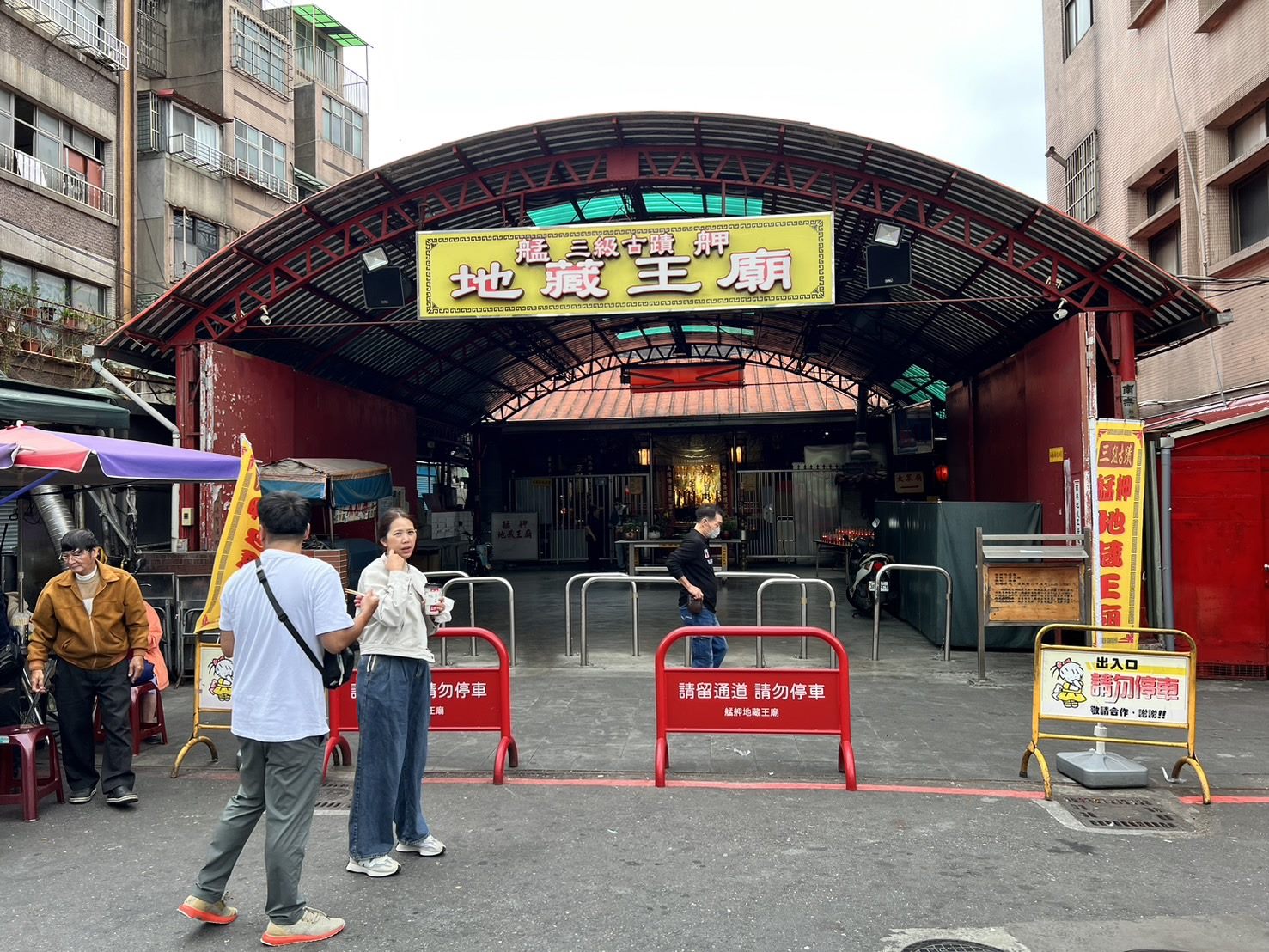 艋舺地藏庵店家一隅