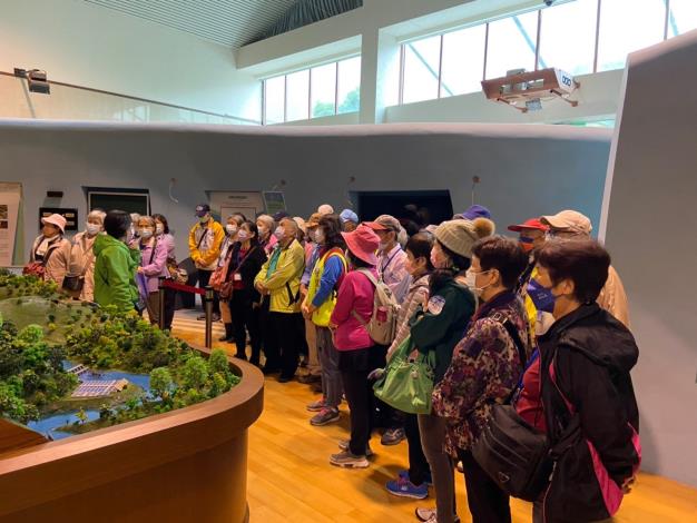 LINE_ALBUM_20221018長青樂活遊台北（翡翠水庫、台灣鐵道博物館）_221101_1