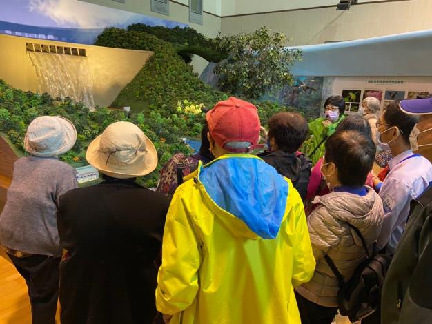 LINE_ALBUM_20221018長青樂活遊台北（翡翠水庫、台灣鐵道博物館）_221101_2_0