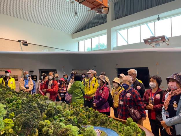 LINE_ALBUM_20221018長青樂活遊台北（翡翠水庫、台灣鐵道博物館）_221101_5_0