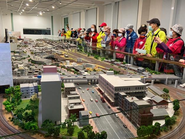 LINE_ALBUM_20221018長青樂活遊台北（翡翠水庫、台灣鐵道博物館）_221101_14