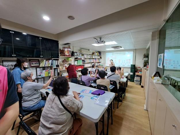 0418_關懷據點-台北市社區營養關懷中心-營養師檢視共餐便當-增肌減脂健康課程 (9)