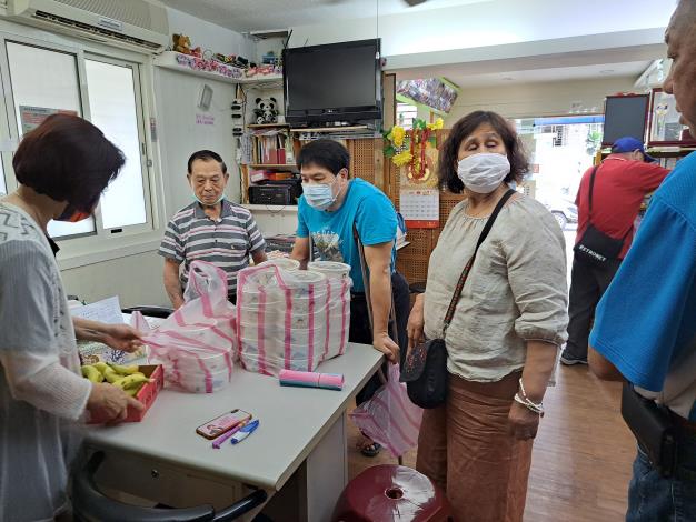 0418_關懷據點-台北市社區營養關懷中心-營養師檢視共餐便當-增肌減脂健康課程 (13)