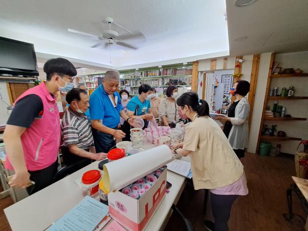 0418_關懷據點-台北市社區營養關懷中心-營養師檢視共餐便當-增肌減脂健康課程 (24)
