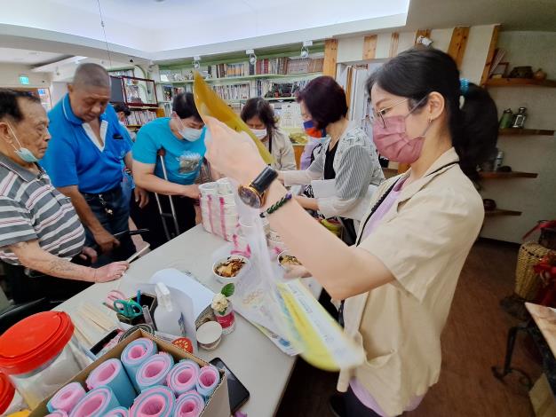 0418_關懷據點-台北市社區營養關懷中心-營養師檢視共餐便當-增肌減脂健康課程 (20)