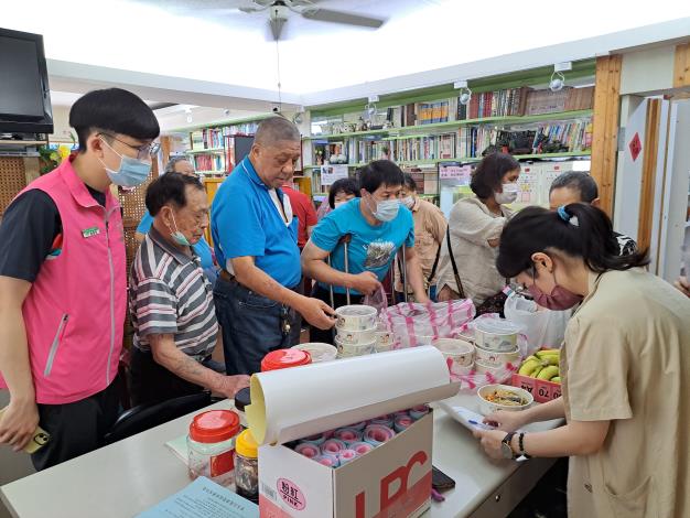 0418_關懷據點-台北市社區營養關懷中心-營養師檢視共餐便當-增肌減脂健康課程 (23)